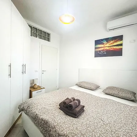 Apartment 2 Bedroom 1227 *